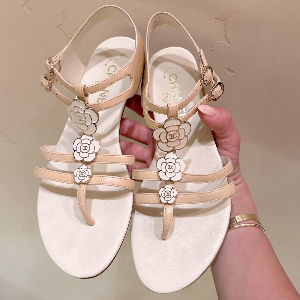 🛍 CHANEL Camellia Leather Thong Sandal